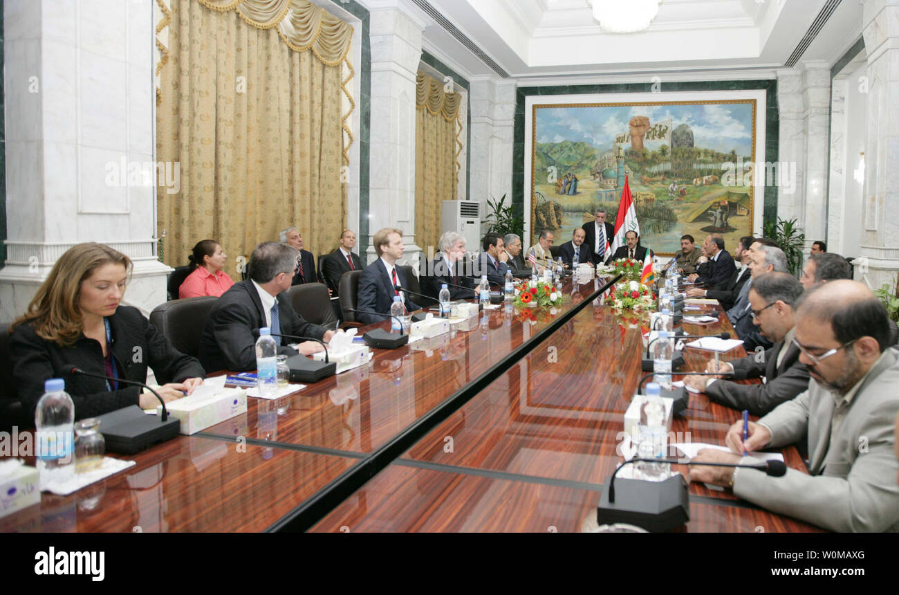 Les équipes diplomatiques des États-Unis (L) et l'Iran (R) discuter de l'Iraq au cours d'une réunion à l'office du premier ministre irakien Nouri al-Maliki (back,C) dans la zone verte à Bagdad le 28 mai 2007. C'était la première réunion de haut niveau des pourparlers directs entre les Etats-Unis et l'Iran en 27 ans. Répétez (UPI) Photo Banque D'Images