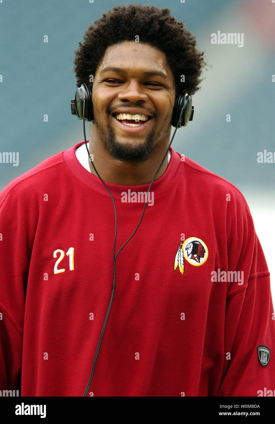 Redskins de Washington coffre Sean Taylor, vu lors d'un match le 1 janvier 2006, reste dans un état critique après avoir été abattu, apparemment par un intrus, dès le 26 novembre 2007, dans sa maison près de Miami. L'ancien procureur de Taylor a déclaré qu'une blessure par balle à la jambe séparé de son artère fémorale provoquant de graves saignements. (UPI Photo/Mark Goldman/fichier) Banque D'Images Redskins de Washington coffre Sean Taylor, vu lors d'un match le 1 janvier 2006, reste dans un état critique après avoir été abattu, apparemment par un intrus, dès le 26 novembre 2007, dans sa maison près de Miami. L'ancien procureur de Taylor a déclaré qu'une blessure par balle à la jambe séparé de son artère fémorale provoquant de graves saignements. (UPI Photo/Mark Goldman/fichier) Banque D'Images