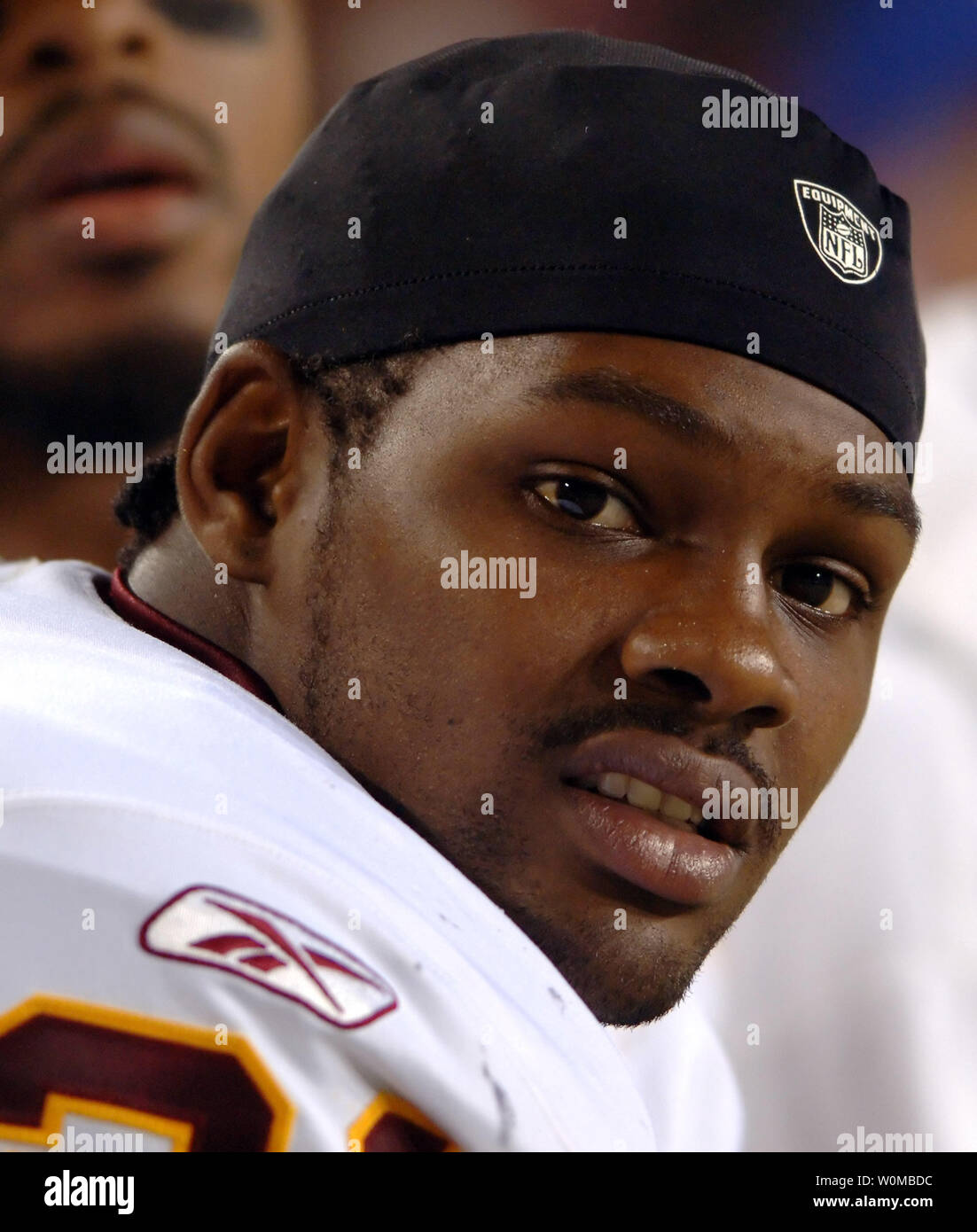 Redskins de Washington coffre Sean Taylor, vu lors d'un match le 26 août 2005, demeure dans un état critique après avoir été abattu, apparemment par un intrus, dès le 26 novembre 2007, dans sa maison près de Miami. L'ancien procureur de Taylor a déclaré qu'une blessure par balle à la jambe séparé de son artère fémorale provoquant de graves saignements. (UPI Photo/Mark Goldman/fichier) Banque D'Images Redskins de Washington coffre Sean Taylor, vu lors d'un match le 26 août 2005, demeure dans un état critique après avoir été abattu, apparemment par un intrus, dès le 26 novembre 2007, dans sa maison près de Miami. L'ancien procureur de Taylor a déclaré qu'une blessure par balle à la jambe séparé de son artère fémorale provoquant de graves saignements. (UPI Photo/Mark Goldman/fichier) Banque D'Images