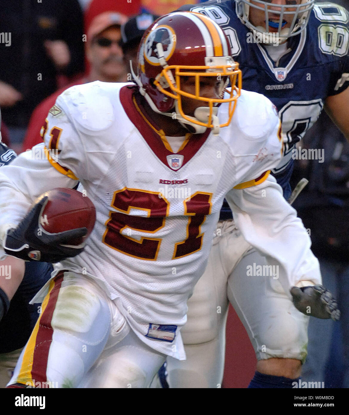 Redskins de Washington coffre Sean Taylor, vu lors d'un match le 5 novembre 2006, reste dans un état critique après avoir été abattu, apparemment par un intrus, dès le 26 novembre 2007, dans sa maison près de Miami. L'ancien procureur de Taylor a déclaré qu'une blessure par balle à la jambe séparé de son artère fémorale provoquant de graves saignements. (Photo d'UPI/Roger L. Wollenberg/fichier) Banque D'Images Redskins de Washington coffre Sean Taylor, vu lors d'un match le 5 novembre 2006, reste dans un état critique après avoir été abattu, apparemment par un intrus, dès le 26 novembre 2007, dans sa maison près de Miami. L'ancien procureur de Taylor a déclaré qu'une blessure par balle à la jambe séparé de son artère fémorale provoquant de graves saignements. (Photo d'UPI/Roger L. Wollenberg/fichier) Banque D'Images
