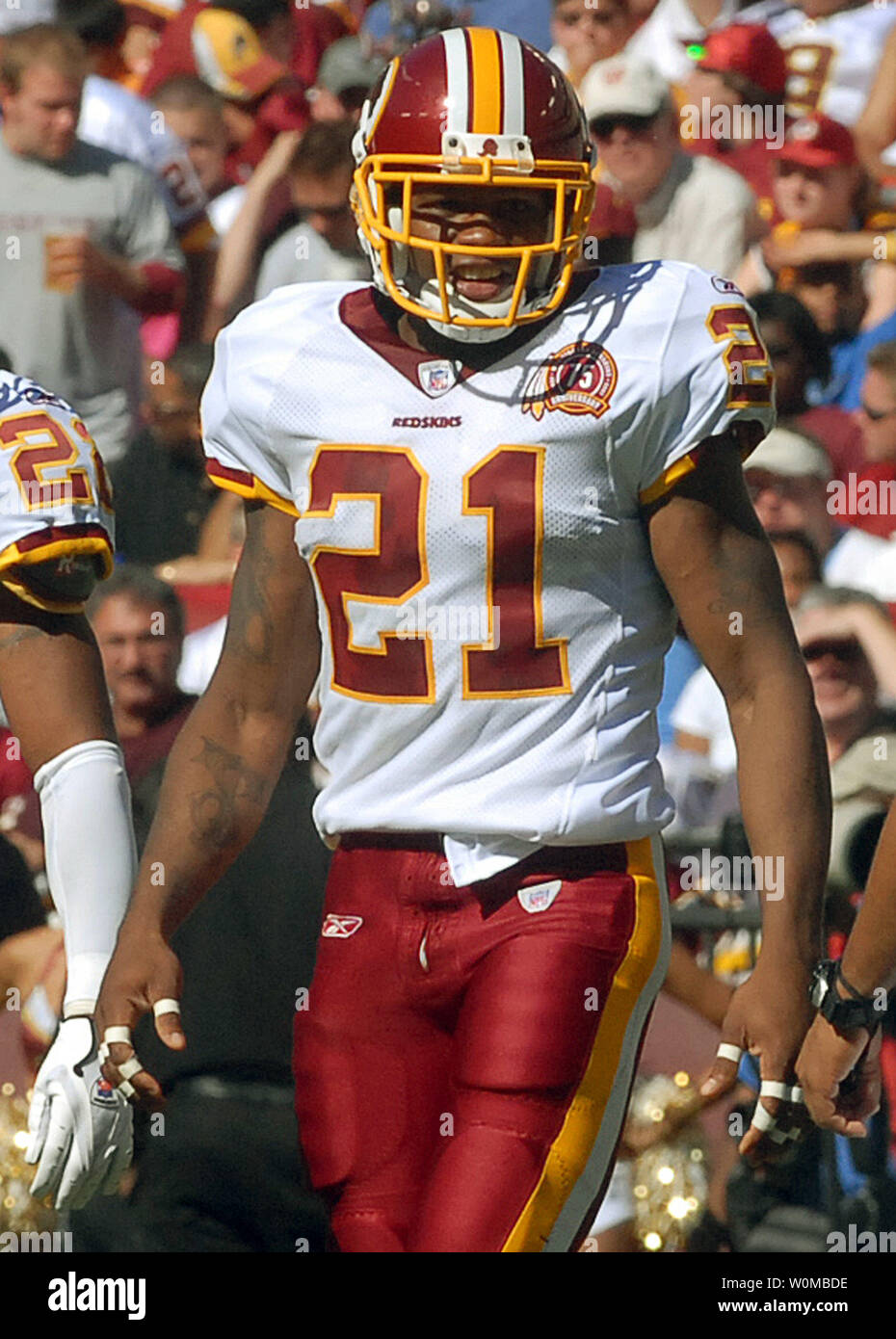 Redskins de Washington coffre Sean Taylor, vu lors d'un match le 21 octobre 2007, est décédé le 27 novembre 2007, après avoir été abattu, apparemment par un intrus, dès le 26 novembre, à son domicile près de Miami. L'ancien procureur de Taylor a déclaré qu'une blessure par balle à la jambe séparé de son artère fémorale provoquant de graves saignements. (Photo d'UPI/Alexis Glenn/fichier) Banque D'Images Redskins de Washington coffre Sean Taylor, vu lors d'un match le 21 octobre 2007, est décédé le 27 novembre 2007, après avoir été abattu, apparemment par un intrus, dès le 26 novembre, à son domicile près de Miami. L'ancien procureur de Taylor a déclaré qu'une blessure par balle à la jambe séparé de son artère fémorale provoquant de graves saignements. (Photo d'UPI/Alexis Glenn/fichier) Banque D'Images