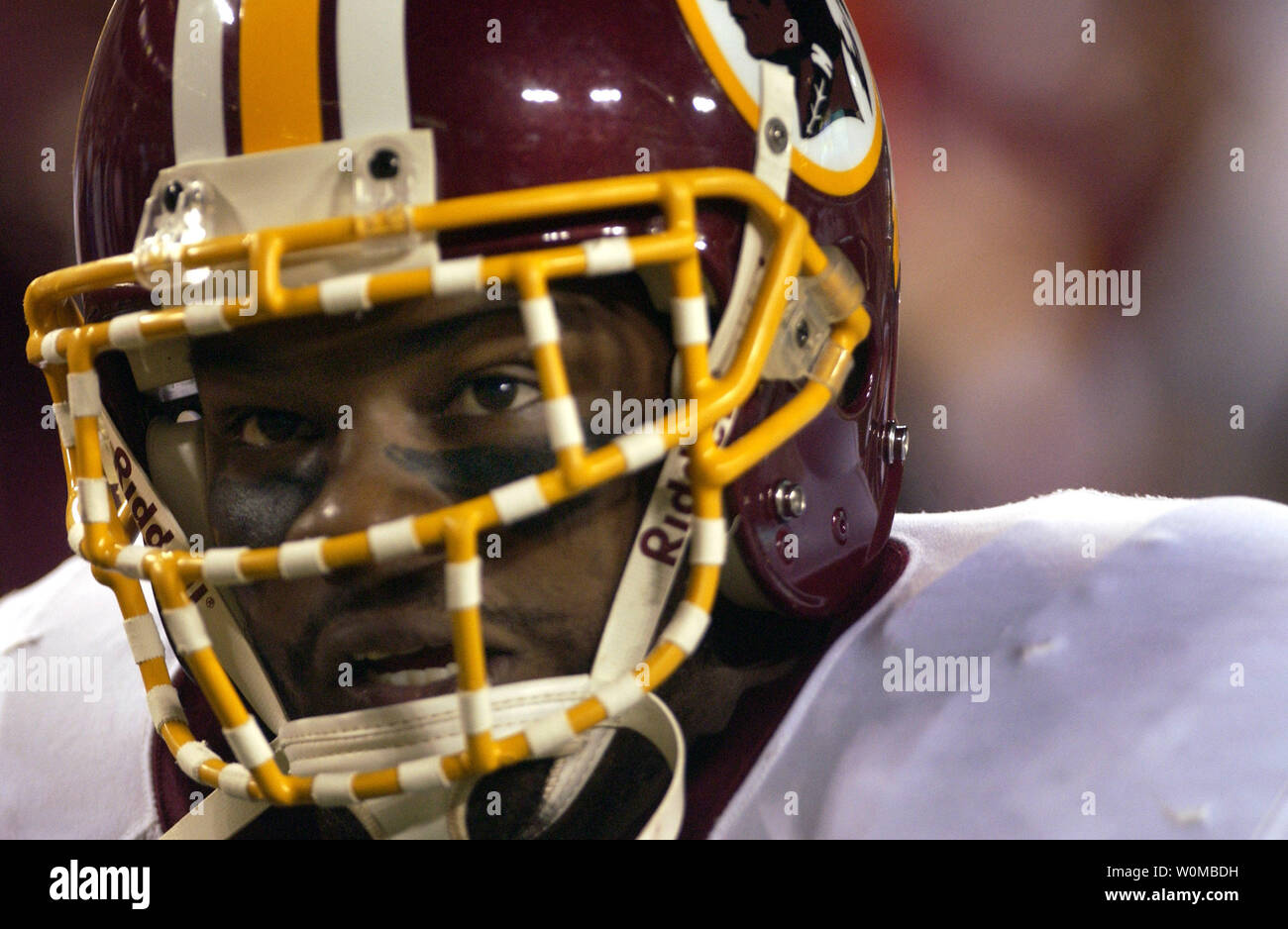 Redskins de Washington coffre Sean Taylor, vu lors d'un match le 6 novembre 2005, reste dans un état critique après avoir été abattu, apparemment par un intrus, dès le 26 novembre 2007, dans sa maison près de Miami. L'ancien procureur de Taylor a déclaré qu'une blessure par balle à la jambe séparé de son artère fémorale provoquant de graves saignements. (UPI Photo/Kevin Dietsch/fichier) Banque D'Images Redskins de Washington coffre Sean Taylor, vu lors d'un match le 6 novembre 2005, reste dans un état critique après avoir été abattu, apparemment par un intrus, dès le 26 novembre 2007, dans sa maison près de Miami. L'ancien procureur de Taylor a déclaré qu'une blessure par balle à la jambe séparé de son artère fémorale provoquant de graves saignements. (UPI Photo/Kevin Dietsch/fichier) Banque D'Images
