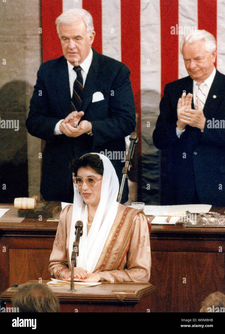 L'ancien Premier Ministre pakistanais et leader de l'opposition, Benazir Bhutto (C) a été assassiné dans une attaque suicide après avoir parlé à un rassemblement électoral à Rawalpindi, au Pakistan le 27 décembre 2007. L'agresseur de Bhutto lui a tiré dans le cou et la poitrine et ensuite s'est fait exploser à côté de sa voiture. Elle avait 54 ans. Bhutto est illustré dans ce 7 Juin 1989 photo d'une réunion conjointe du Congrès. Bhutto sont debout derrière le président de la Chambre, Thomas Foley D-Washington (L) et le sénateur Robert Byrd (D-WV). (Photo d'UPI/Ricardo Watson/files) Banque D'Images