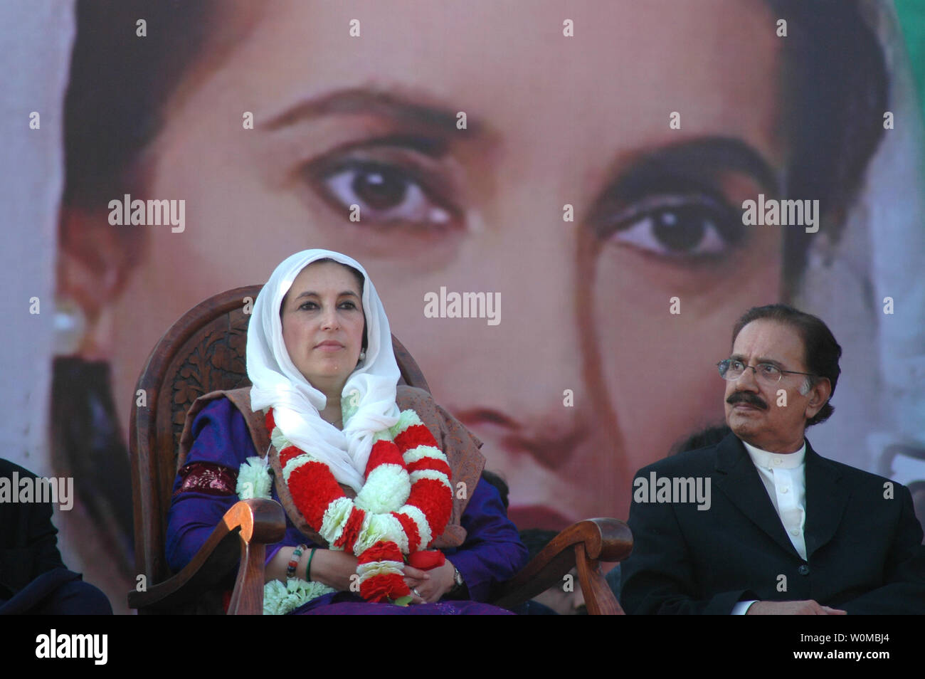 Le Pakistan de l'ancien premier ministre et leader de l'opposition, Benazir Bhutto (L) est illustré avec Makhdoom Amin Faheem, vice-président du Parti du peuple pakistanais, au cours d'un rassemblement électoral à Rawalpindi le 27 décembre 2007. Bhutto a été assassiné peu après, lorsqu'elle a quitté le rassemblement électoral à Liaqat Bagh, dans la ville de Rawalpindi, au Pakistan. Derrière la scène est une grande fresque de Bhutto. UPI (photo). Banque D'Images