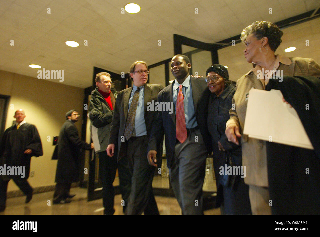 Après plus de 26 ans de prison pour un viol qu'il n'a pas commis, Charles Chatman (3e R) quitte le comté de Dallas District 4 d'audience du juge John Creuzot (L) comme un homme libre, à Dallas, Texas le 3 janvier 2008. L'essai d'ADN, demandé par Chatman, d'un prélèvement vaginal recueillis auprès de la victime prouve Chatman n'est pas le violeur. Il est le 15e Dallas Comté détenu à être disculpé et libérée par l'Innocence Project, un groupe dirigé par Jeff Blackburn (4e R) qui travaille pour libérer les prisonniers condamnés à tort. Blackburn a déclaré qu'il est peu probable que l'auteur de l'1981 le viol ne sera jamais pris. ( Banque D'Images