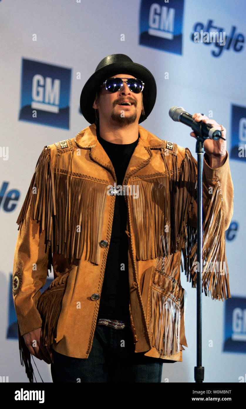 Grammy award-winning musique artiste Kid Rock est interrogé avant le début de Style GM - General Motors' de la musique, de la mode qui donne un coup de gala le 2008 North American International Auto Show Samedi, 12 janvier 2007 à Detroit, Michigan. L'événement offre encore de vous Kid Rock, Mary J Blige et Maroon 5 ; ainsi que des concessionnaires les plus élégantes, les voitures et la mode à partir de quelques-uns des plus grands designers. (Photo d'UPI/Tom Pidgeon/General Motors).. Banque D'Images