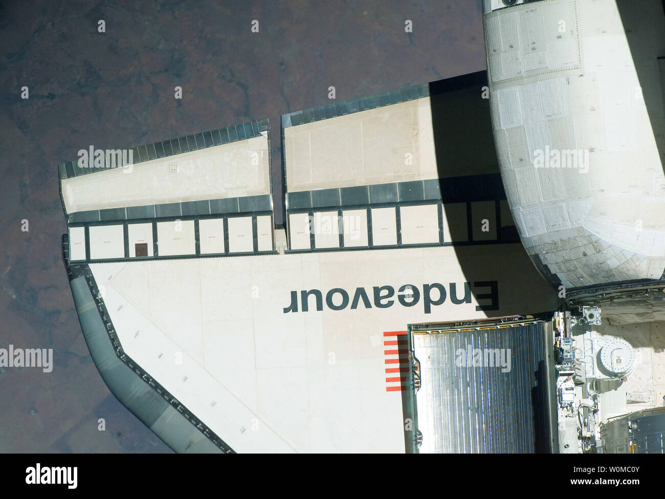 La NASA Cette image prise par un membre de l'équipage à bord de la Station spatiale internationale (ISS) montre une vue de la partie de la navette spatiale Endeavour's aile droite comme l'équipage de l'ISS fait enquête sur les efforts pour les dommages de l'écran thermique, le 12 mars 2008. Endeavour et ses sept membres d'équipage sont sur une mission de service de 16 jours à l'ISS pour installer le laboratoire japonais Kibo et l'Agence spatiale canadienne système du bras robotique. (Photo d'UPI/NASA) Banque D'Images