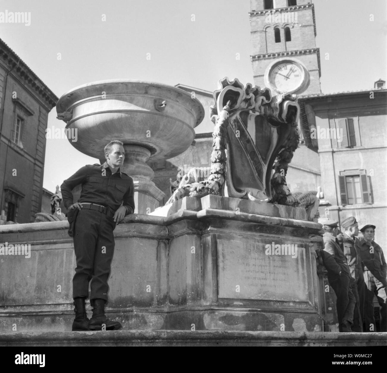 Charlton Heston est décédé à l'âge de 84 ans à son domicile de Los Angeles le 5 avril 2008. Il est vu dans ce fichier permanent photo non datée, près d'une ancienne fontaine à eau à Rome vêtu comme un soldat pendant le tournage de 'Le Pigeon qui a eu Rome," qui a été créée en 1961. (Photo d'UPI/Files) Banque D'Images