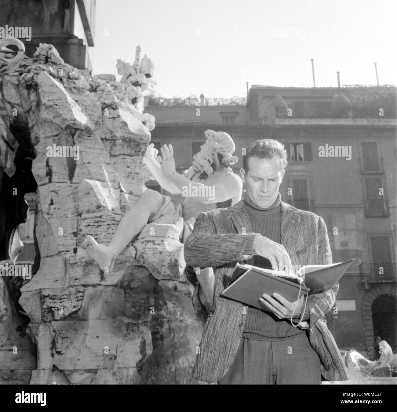 Charlton Heston est décédé à l'âge de 84 ans à son domicile de Los Angeles le 5 avril 2008. Il est vu dans cette photo vers 1960 sur le script pendant le tournage de 'Le Pigeon qui a eu Rome," qui a été créée en 1961. (Photo d'UPI/Files) Banque D'Images