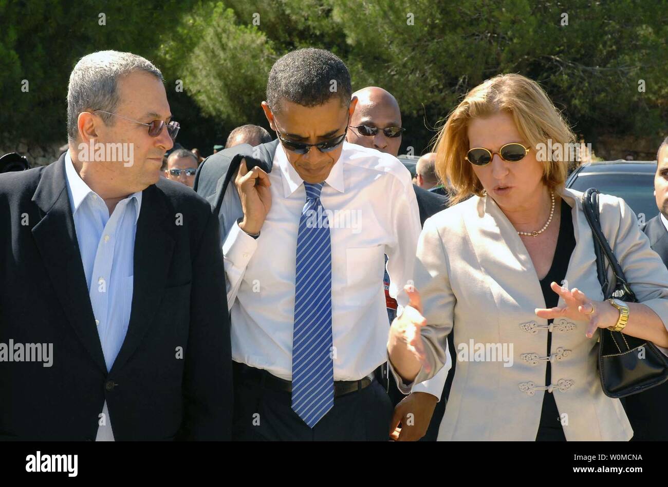 Le candidat démocrate présumé Sen. Barack Obama (D-IL) (C) Les promenades avec le ministre de la Défense israélien Ehud Barak (L) et le ministre des Affaires étrangères Tzipi Livni (R) en Israël le 23 juillet 2008. (Photo d'UPI/Service de Presse du Gouvernement d'Israël) Banque D'Images Le candidat démocrate présumé Sen. Barack Obama (D-IL) (C) Les promenades avec le ministre de la Défense israélien Ehud Barak (L) et le ministre des Affaires étrangères Tzipi Livni (R) en Israël le 23 juillet 2008. (Photo d'UPI/Service de Presse du Gouvernement d'Israël) Banque D'Images