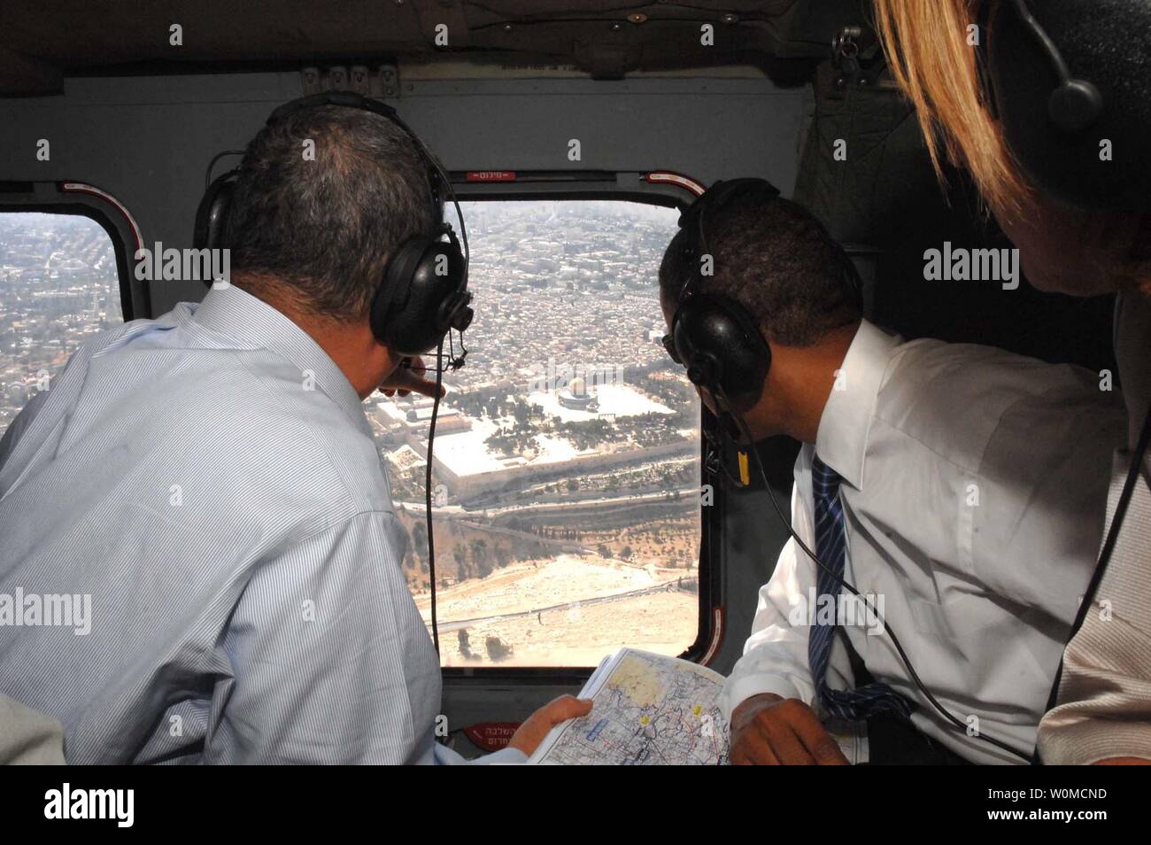 Le candidat démocrate présumé Sen. Barack Obama (D-IL) (C) balade en hélicoptère avec le ministre de la Défense israélien Ehud Barak (L) et le ministre des Affaires étrangères Tzipi Livni (R) sur Israël le 23 juillet 2008. (Photo d'UPI/Service de Presse du Gouvernement d'Israël) Banque D'Images Le candidat démocrate présumé Sen. Barack Obama (D-IL) (C) balade en hélicoptère avec le ministre de la Défense israélien Ehud Barak (L) et le ministre des Affaires étrangères Tzipi Livni (R) sur Israël le 23 juillet 2008. (Photo d'UPI/Service de Presse du Gouvernement d'Israël) Banque D'Images