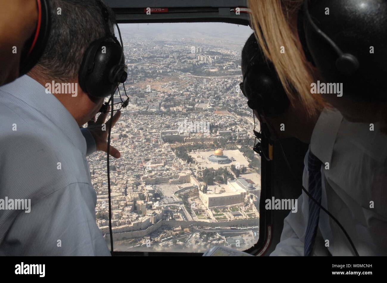 Le candidat démocrate présumé Sen. Barack Obama (D-IL) (C) balade en hélicoptère avec le ministre de la Défense israélien Ehud Barak (L) et le ministre des Affaires étrangères Tzipi Livni (R) sur Israël le 23 juillet 2008. (Photo d'UPI/Service de Presse du Gouvernement d'Israël) Banque D'Images