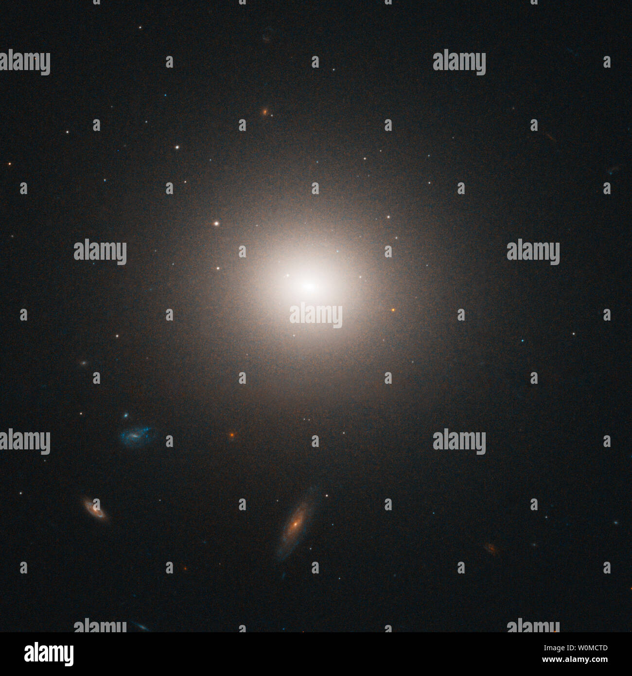 En août, 5 2008 LA NASA image capturée par le télescope spatial Hubble montre la galaxie NGC 4458 dans l'amas de la Vierge. NGC 4458 est une des 5 milliards de dollars récemment identifié ans Globular Clusters dans l'amas de la Vierge. (Photo d'UPI/NASA) Banque D'Images