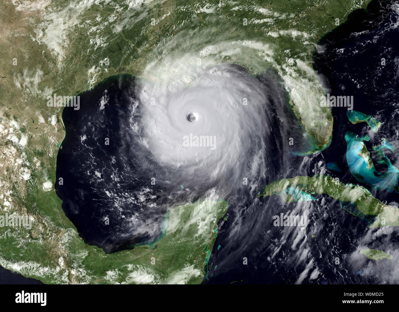 Dans cette image d'archive, l'ouragan Katrina est montré pleinement en vigueur dans le golfe du Mexique le 28 août 2005, un jour avant qu'il a déchiré à La Nouvelle-Orléans, dans cette photo publiée par la National Oceanic and Atmospheric Administration (NOAA). Des représentants de la Louisiane se préparent pour une évacuation pendant le week-end que l'ouragan Gustav s'approche de la région le 30 août 2008. Gustav peut frapper n'importe où à partir de la Floride jusqu'au Texas, comme le chemin précis ne peut pas être déterminé. (Photo d'UPI/NOAA) Banque D'Images