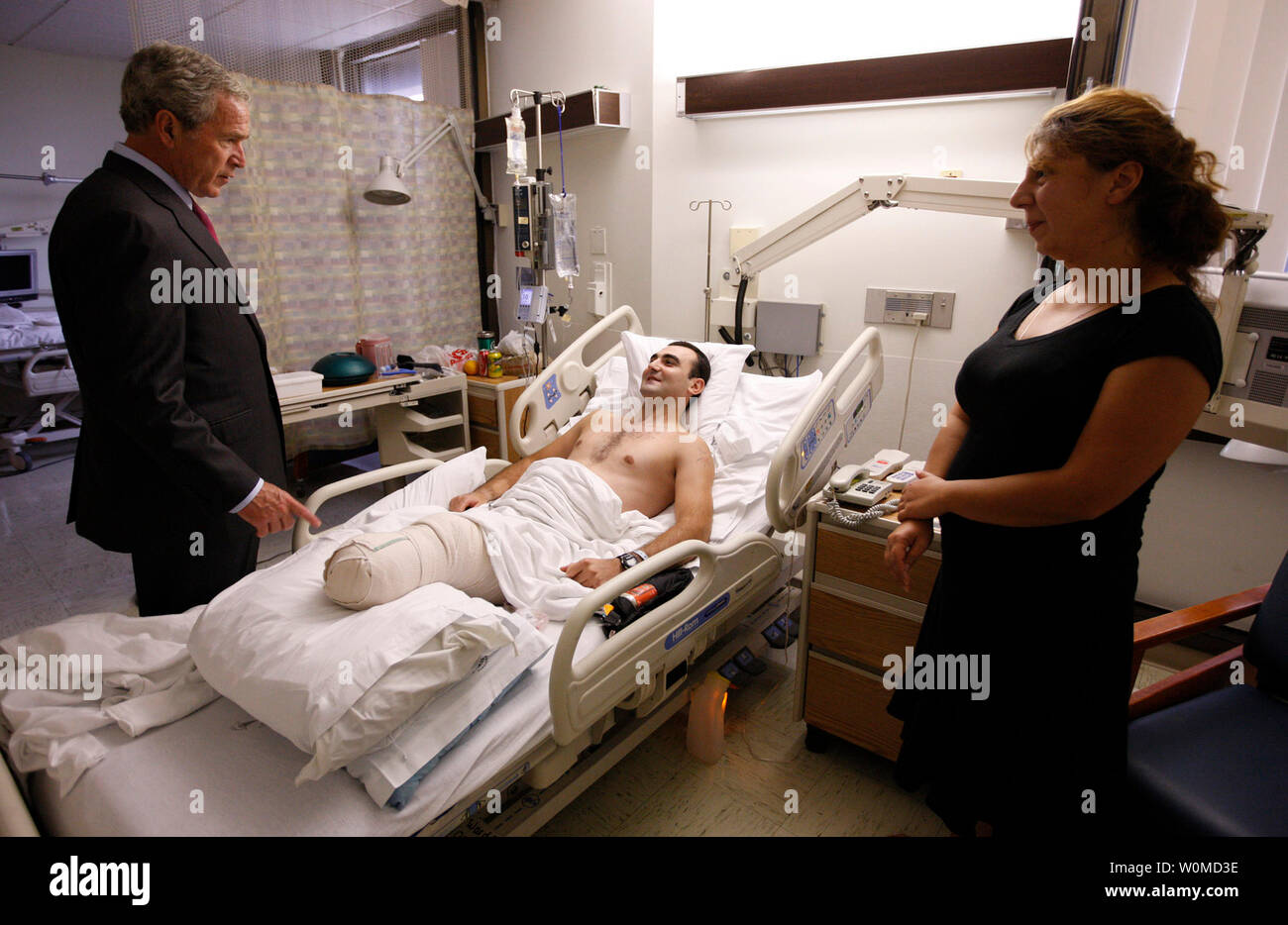 Le Président George Bush parle avec le Sgt. Balakhadze Besiki, membre de l'armée géorgienne, les forces de la Coalition en Iraq, blessé au cours de sa visite le 9 septembre 2008, de Walter Reed Army Medical Center à Washington, D.C. avec eux est interprète le s.. Tatiana Ivanova, également de l'armée géorgienne des forces de la Coalition. (UPI Photo/ Eric Draper/maison blanche) Banque D'Images