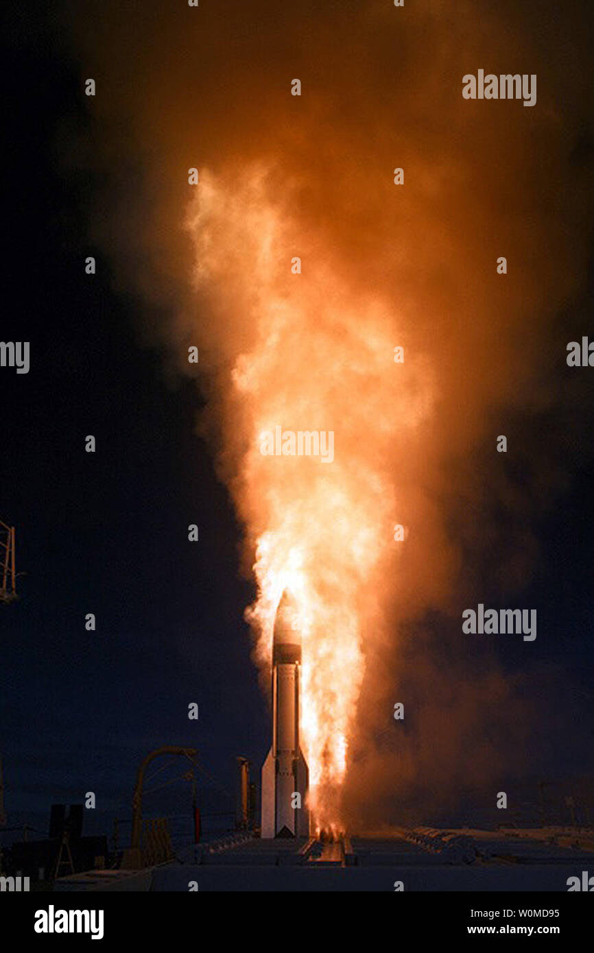 Un missile Standard - 3 (SM-3) est lancé à partir de la base de Pearl Harbor-destroyer USS-missiles Paul Hamilton (DDG 60) en route pour une interception sur une zone océanique au nord-ouest de Kauai, Hawaï le 1 novembre 2008 dans le cadre de Blitz du Pacifique 08. Le SM-3 en collision avec succès avec un missile balistique lancé à partir de la cible de tir de missiles du Pacifique à l'installation d'essai, de Barking Sands Kauai, Hawaii. (UPI/Photo de l'US Navy) Banque D'Images