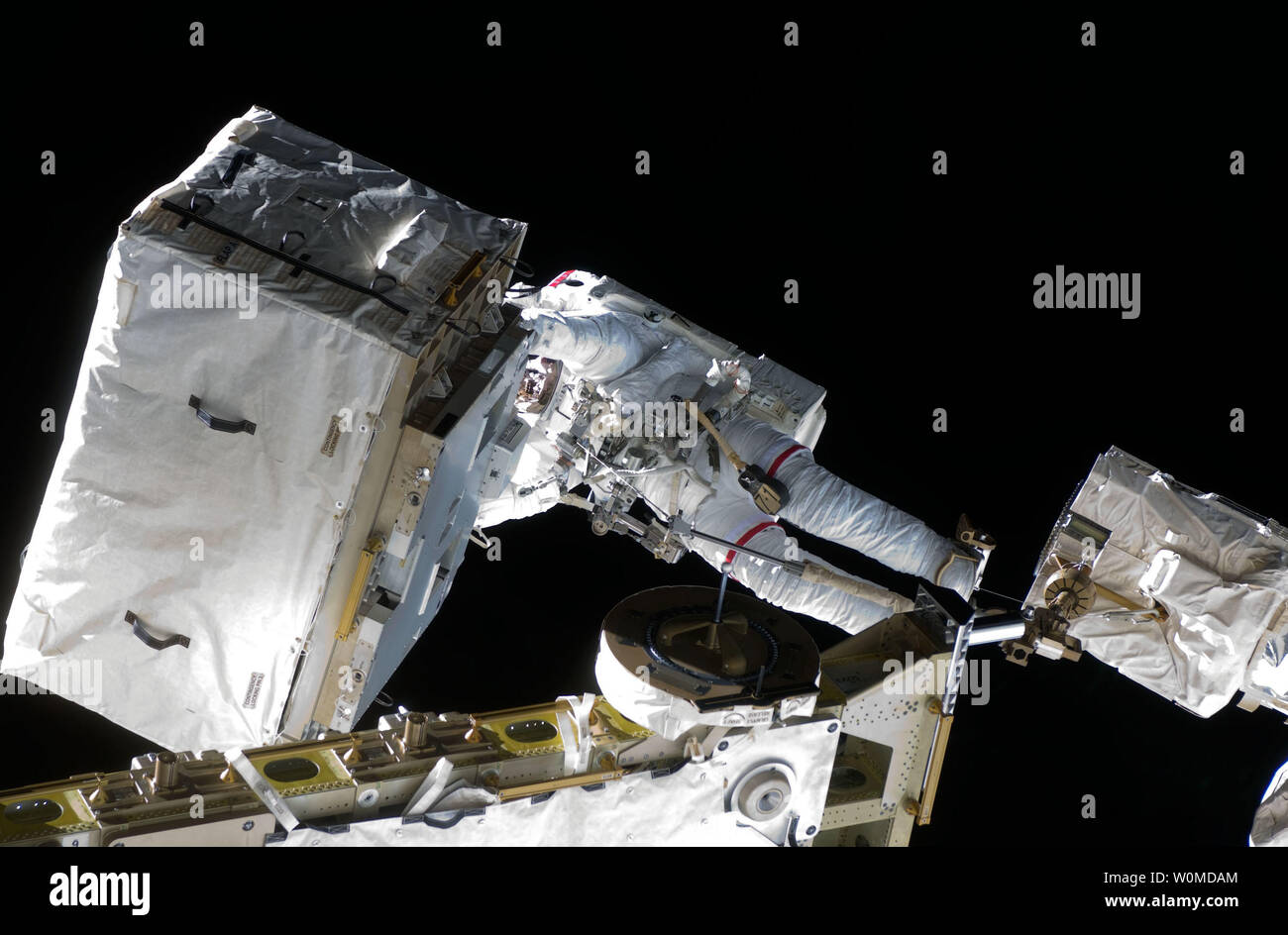 L'astronaute Heidemarie Stefanyshyn-Piper, spécialiste de mission STS-126, fixé à l'extrémité d'un bras robotique, manoeuvres d'un réservoir d'azote vide vers la soute de la navette spatiale Endeavour amarrée au cours de la première session de missions programmées activités extravéhiculaires (EVA), le 18 novembre 2008. (Photo d'UPI/NASA) Banque D'Images