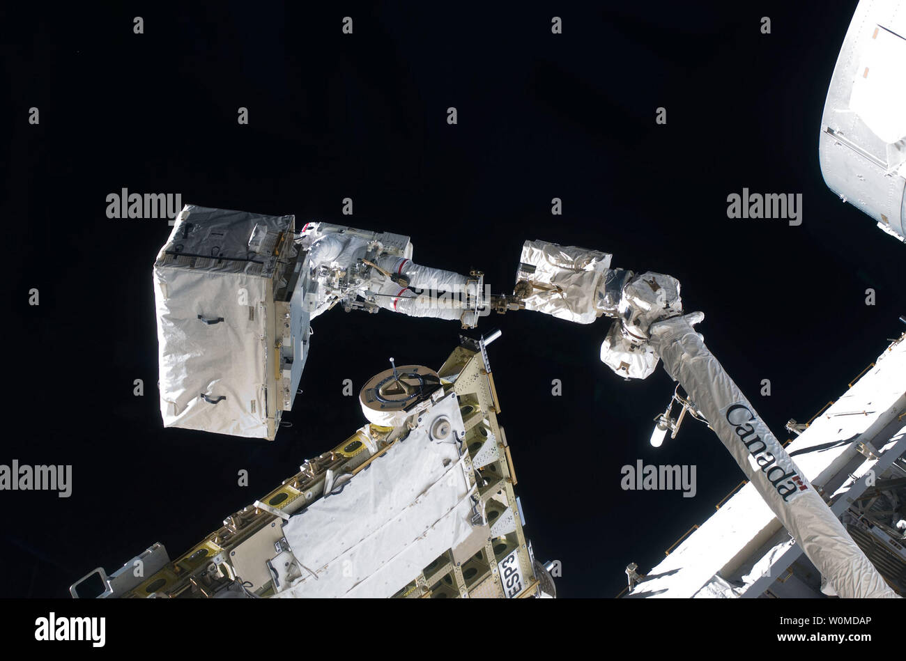 L'astronaute Heidemarie Stefanyshyn-Piper, spécialiste de mission STS-126, fixé à l'extrémité d'un bras robotique, manoeuvres d'un réservoir d'azote vide vers la soute de la navette spatiale Endeavour amarrée au cours de la première session de missions programmées activités extravéhiculaires (EVA), le 18 novembre 2008. (Photo d'UPI/NASA) Banque D'Images