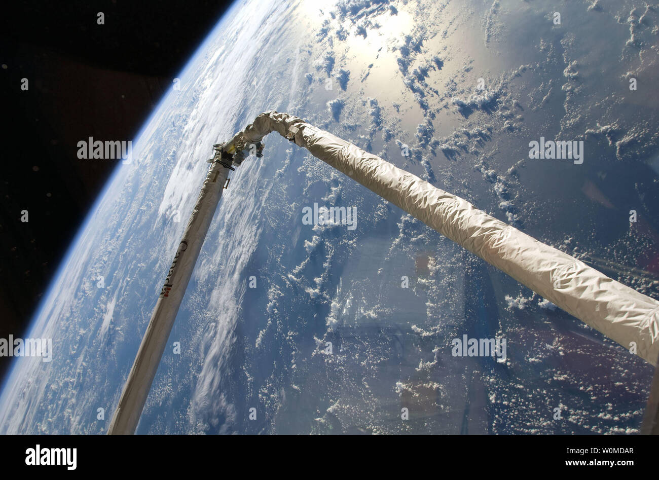 La navette spatiale Endeavour's Remote Manipulator System/Perche d'inspection OBSS (RMS/) est en vedette dans cette image photographiée par un membre de l'équipage STS-126 à bord de la navette. Earth's horizon et la noirceur de l'espace fournissent la toile de fond de la scène. (Photo d'UPI/NASA) Banque D'Images