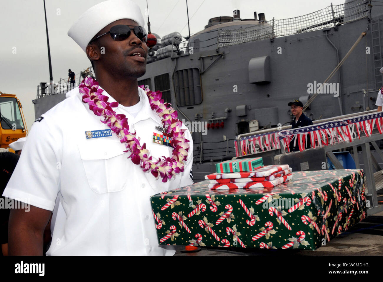 Technicien en systèmes d'information 2e classe Ryan Jurode quitte le Pearl Harbor, frégate lance-missiles USS Reuben James (FFG 57) avec des cadeaux de Noël au cours de l'équipage du navire retour à la station navale de Pearl Harbor, le 19 décembre 2008. (Photo d'UPI/Michael A. Lantron/DOD) Banque D'Images