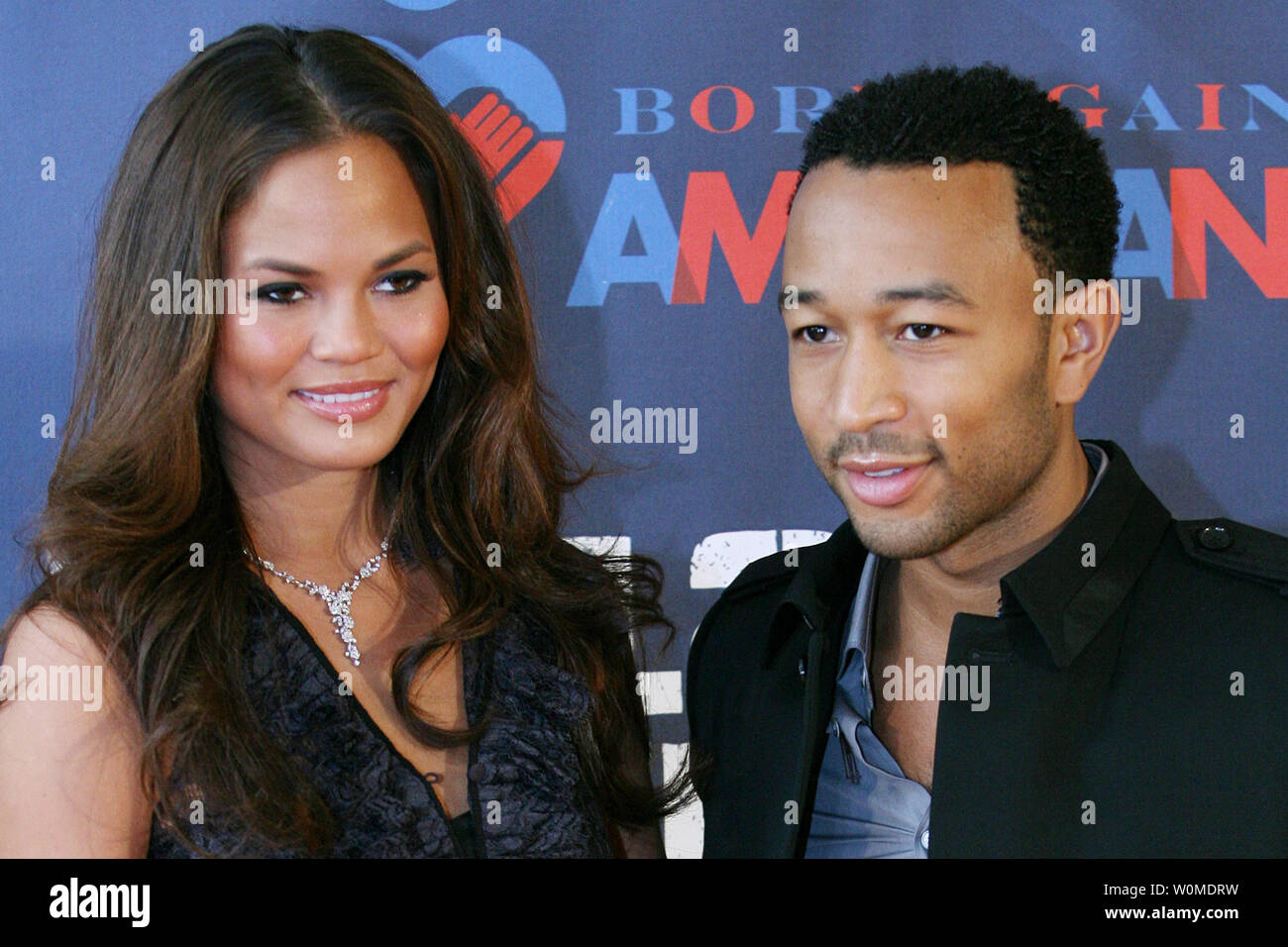 John Legend, droite, pose avec sa petite amie Kristine Teigan sur le tapis rouge avant le début de la renaissance de déclarez-vous 'citoyenneté' inauguration de l'événement de lancement le 18 janvier 2009 à l'hôtel Renaissance Washington à Washington, DC. (UPI) PhotoArianne Teeple Banque D'Images