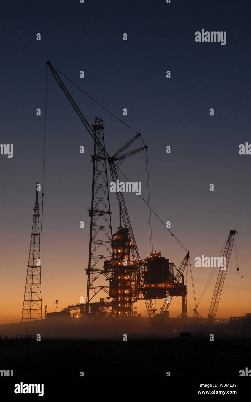 Cette image montre la NASA sans date la construction du nouveau système de protection contre la foudre pour le programme Constellation sur l'aire de lancement 39B au Centre spatial Kennedy en Floride. Chacune des trois nouvelles tours de la foudre sera de 500 pieds de haut avec une durée supplémentaire de 100 pieds au-dessus du mât en fibre de verre. Cette amélioration de la protection contre la foudre système permet la plus grande hauteur de la fusée Ares I par rapport à la navette spatiale. 39B sera le site de la première lancement véhicule Ares, y compris l'Ares I-X vol d'essai qui est prévue pour juillet 2009. (Photo d'UPI/NASA)..Image Credit : NASA Banque D'Images