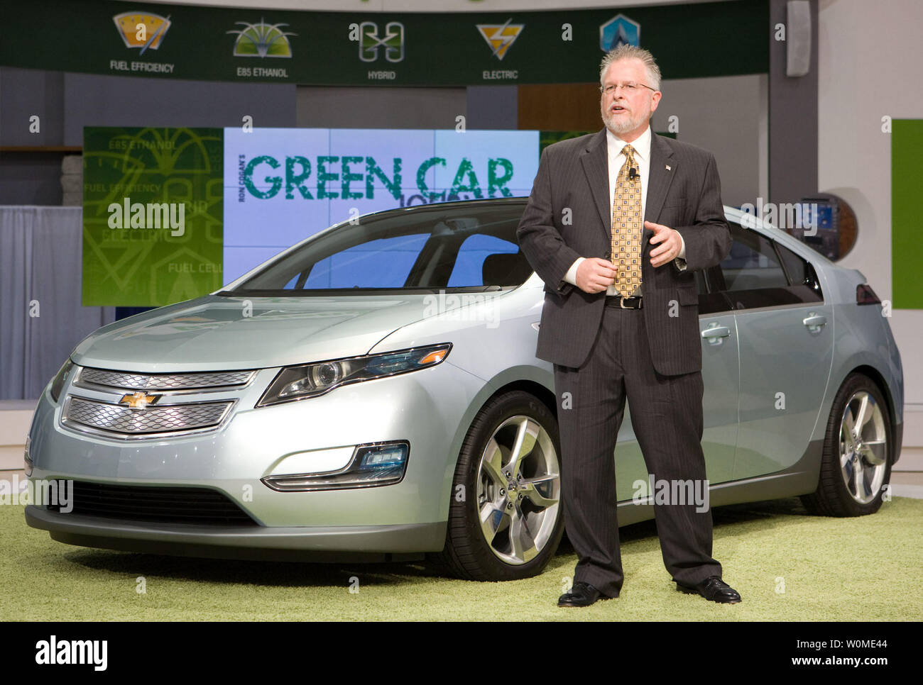 Ron Cogan de la voiture verte Groupe présente le 2009 Green Car Journal Vision Award de General Motors pour la Chevrolet Volt electric véhicule à la Washington Auto Show mardi 3 février 2008 à Washington, D.C. (UPI Photo/Mark Finkenstaedt/General Motors) Banque D'Images