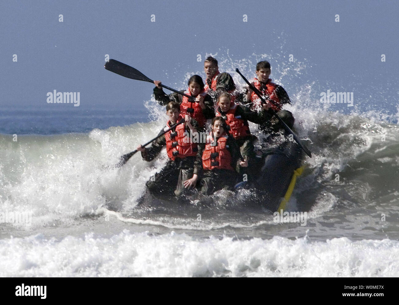 Michael Phelps, en haut à droite, et les membres de l'Équipe nationale de natation des États-Unis à participer au Passage de Surf Centre des opérations spéciales de la Marine à la Naval Amphibious Base à Coronado, Californie le 19 mars 2009. Les travaux de démolition sous-marine/JOINT programme est un cours de formation de 6 mois où plus de la moitié des élèves sont éliminés au cours d'une semaine d'Enfer 'rigoureux' et puis procéder à la plongée sous-marine et de la guerre terrestre de la formation. (Photo d'UPI/Blake R. Minuit/U.S. Marine) Banque D'Images Michael Phelps, en haut à droite, et les membres de l'Équipe nationale de natation des États-Unis à participer au Passage de Surf Centre des opérations spéciales de la Marine à la Naval Amphibious Base à Coronado, Californie le 19 mars 2009. Les travaux de démolition sous-marine/JOINT programme est un cours de formation de 6 mois où plus de la moitié des élèves sont éliminés au cours d'une semaine d'Enfer 'rigoureux' et puis procéder à la plongée sous-marine et de la guerre terrestre de la formation. (Photo d'UPI/Blake R. Minuit/U.S. Marine) Banque D'Images