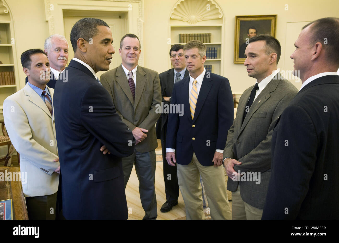 Le président américain Barack Obama (3L) se réunit avec la NASA STS-119 de la navette spatiale, l'équipage de gauche, Joseph Acaba, John Phillips, Richard Arnold, administrateur par intérim de la NASA Christopher Scolese, Steve Swanson, Lee Archambault, et Tony Antonelli dans le bureau ovale de la Maison Blanche à Washington le 1 mai 2009. (Photo d'UPI/Bill Ingalls/NASA) Banque D'Images