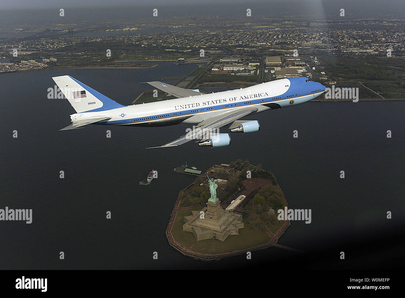 Le Boeing 747, connue sous le nom d'Air Force One lorsque le président des États-Unis, Barack Obama, est à bord d'vole au-dessus de la Statut de la Liberté à New York le 27 avril 2009. L'autopont en a surpris plus d'un New-Yorkais, incitant les souvenirs des attaques terroristes du 11 septembre sur le World Trade Center. Plusieurs immeubles de bureaux de New York ont été évacués par crainte d'attaque. Louis Caldera a démissionné en tant que directeur de la Maison Blanche Bureau militaire sur l'incident qui a coûté aux contribuables plus de 325 000 $. (Photo d'UPI/Maison Blanche HO) Banque D'Images