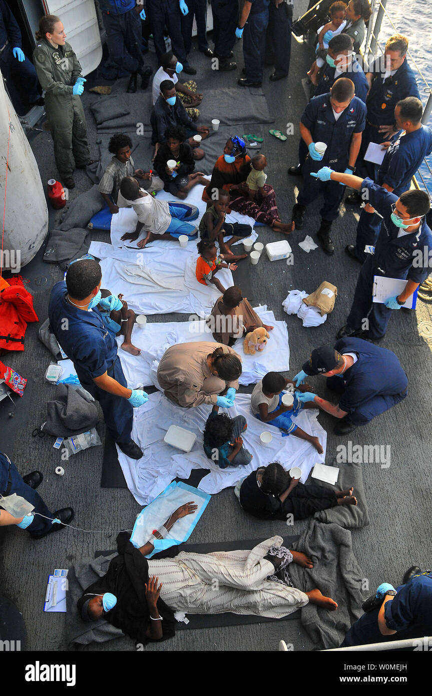 Les migrants somaliens, dont une femme enceinte de neuf mois, sont traités à bord du croiseur lance-missiles USS Lake Champlain (CG 57), après avoir été sauvé d'un esquif handicapés dans le golfe d'Aden le 24 mai 2009. L'esquif, transportant 52 passagers au départ, a été repéré en détresse par le lac Champlain, pilotes d'hélicoptère pour patrouiller la zone. (Photo d'UPI/Daniel Barker/U.S. Marine) Banque D'Images