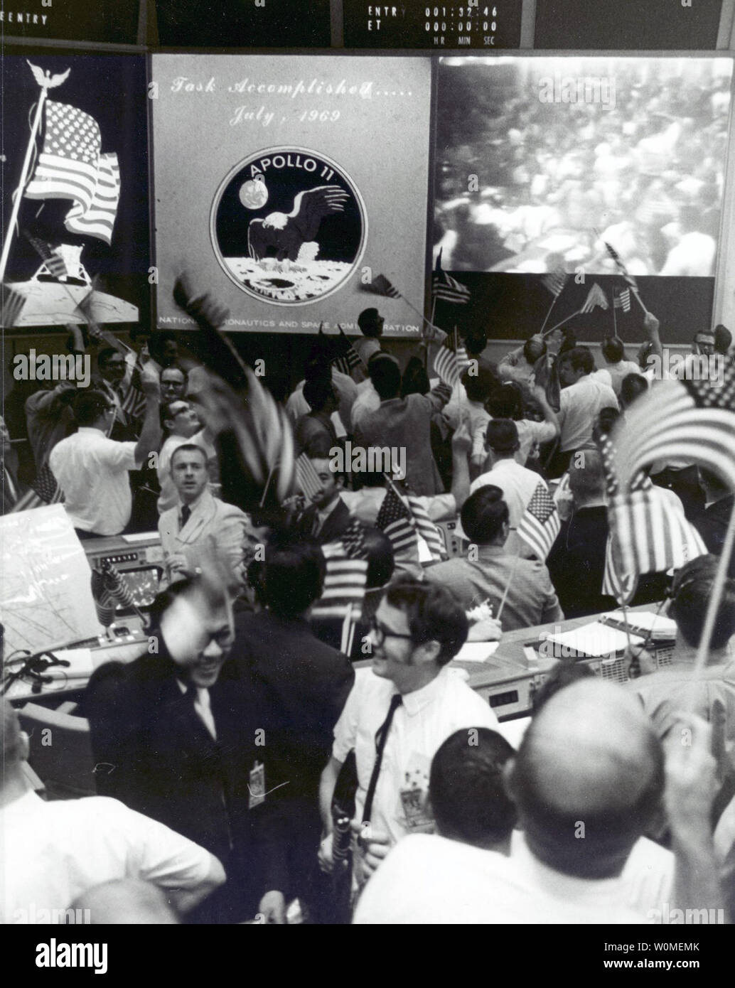 Les contrôleurs de vol dans la salle de contrôle des opérations de mission dans le centre de contrôle de mission, bâtiment 30, Manned Spacecraft Center, célébrer le succès de la mission d'atterrissage lunaire Apollo 11 le 24 juillet 1969. NASA marque le 40e anniversaire de la mission Apollo 11 sur la Lune et l'historique première 'moonwalk' cette année. Au cours de la mission de l'espace de huit jours, Armstrong et Aldrin ont exploré la surface de la lune et a ramené des échantillons de roche pour les scientifiques d'étude. Collins à l'essai le module de commande dans l'orbite lunaire pendant leur séjour de 22 heures sur la lune. (Photo d'UPI/NASA) Banque D'Images