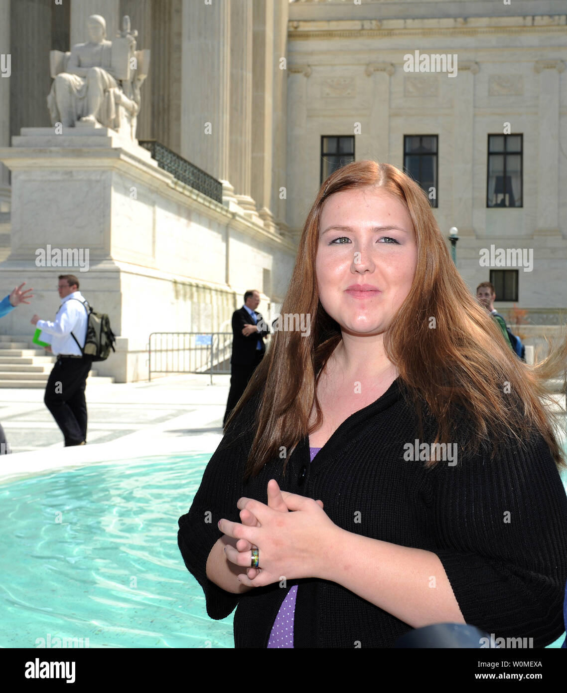 La Savana Redding, 19 ans, est vu en face de la Cour suprême dans un 21 avril, 2009 photo d'archives à Washington. La Cour suprême a décidé aujourd'hui qu'une fouille effectuée sur Redding à son école de l'Arizona a violé le Quatrième amendement sur l'interdiction des perquisitions. Un autre étudiant accusé Redding de donner des médicament fort l'ibuprofène, l'équivalent de deux over-the-counter Advils, quand elle était en huitième année. Pas de pilules ont été trouvés. (Photo d'UPI/Roger L. Wollenberg/fichier) Banque D'Images