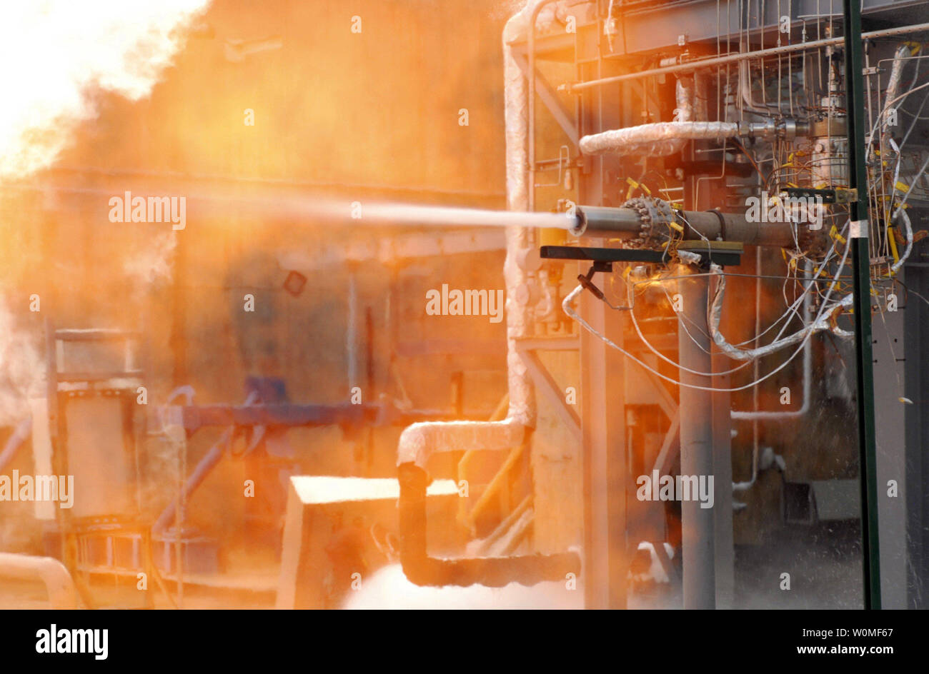 Cette photo montre la NASA sans date d'un test de l'J-2X moteur 'bête' à générateur de gaz NASA's Marshall Space Flight Center à Huntsville, Alabama. Le générateur de gaz à toute épreuve simule le trajet du flux à l'intérieur de l'J-2X le générateur de gaz qui alimente le moteur turbo de machines. Test pour assurer une combustion stable et uniforme de la température du gaz dans cette composante se traduit par un environnement plus sûr, plus durable J-2X moteur, qui équipera la deuxième étape de la nouvelle fusée Ares I. UPI/NASA Banque D'Images