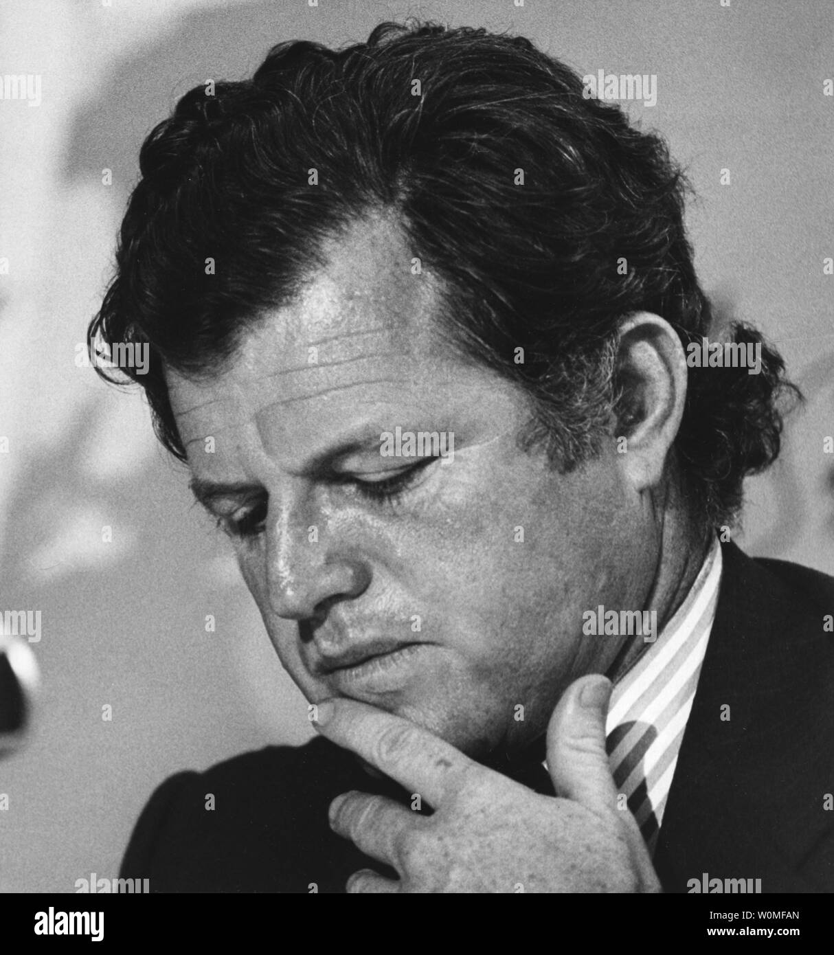 Le sénateur Edward "Ted" Kennedy, D-MA, est décédé à son domicile à Cape Cod, Massachusetts, après une longue bataille contre le cancer du cerveau le 25 août 2009. Kennedy réfléchit un instant tout en apparaissant devant une audience du Sénat américain sur le forage pétrolier en mer le 5 août 1974. UPI/FICHIERS Banque D'Images