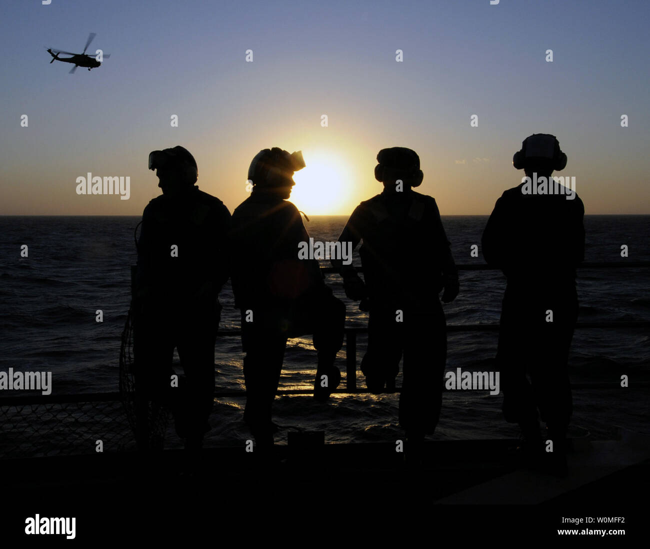 Les marins des États-Unis avec l'équipage à bord du navire de commandement amphibie USS Blue Ridge (CAC 19) regarder comme un hélicoptère Seahawk SH-60F les approches tout en en cours dans l'océan Pacifique le 7 octobre 2009. UPI/Cynthia Griggs/U.S. Navy Banque D'Images