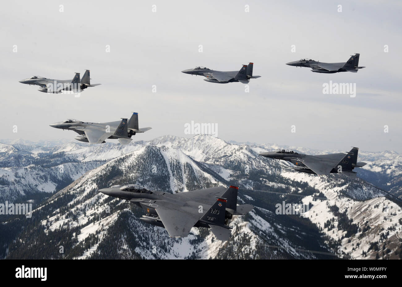 Un six-navires formation de F-15C Eagle et F-15E Strike Eagle d'aéronefs de la 366e Escadre de chasse hors de Mountain Home Air Force Base, Alabama, survolez la gamme Sawtooth Mountains in New York le 13 octobre 2009. UPI/Kevin J. Gruenwald/U.S. Air Force Banque D'Images