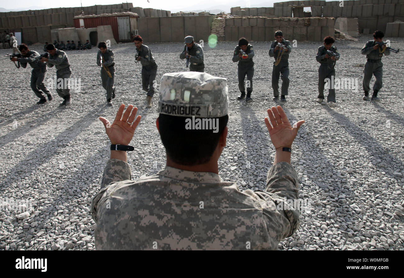 Le sergent de l'armée américaine. Eugenio Rodriguez les entraîneurs les agents de la Police nationale afghane pendant mouvement tactique de la formation sur poste de combat Herrera dans la province de Paktiya Afghanistan le 20 octobre 2009. UPI/Andrew Smith/U.S. Army Banque D'Images