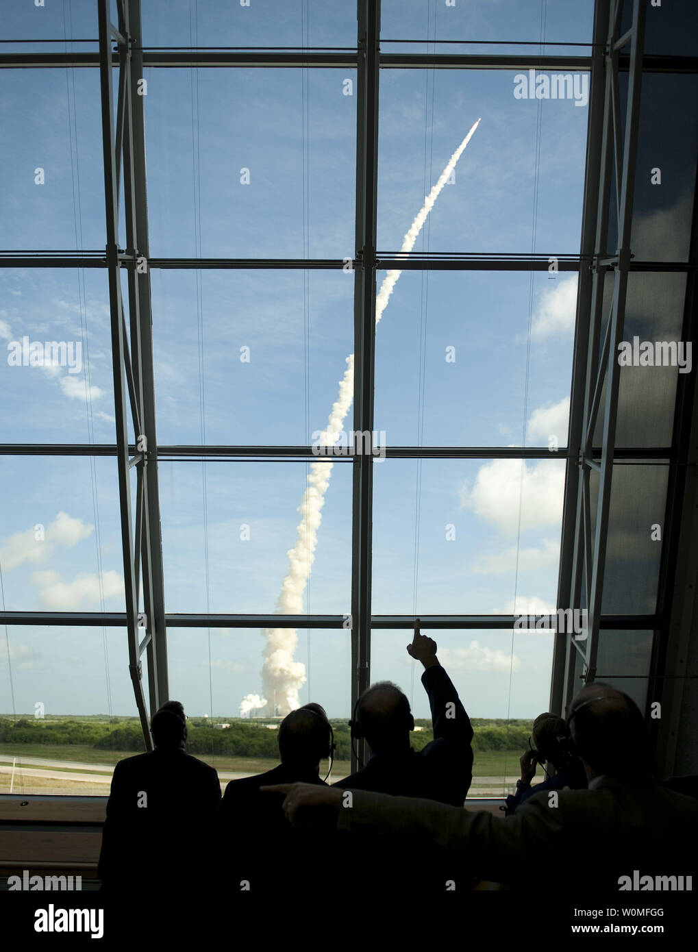 Ares I-X de la NASA, les gestionnaires de la mission de la NASA, regardez comme je l'Ares-X lancements à partir de 39b au Centre spatial Kennedy à Cape Canaveral, Floride le 28 octobre 2009. Le test en vol de la NASA fournira une première occasion de tester et démontrer les caractéristiques de vol, le matériel, les installations et les opérations au sol associés à l'Ares I. UPI/Bill Ingalls/NASA Banque D'Images