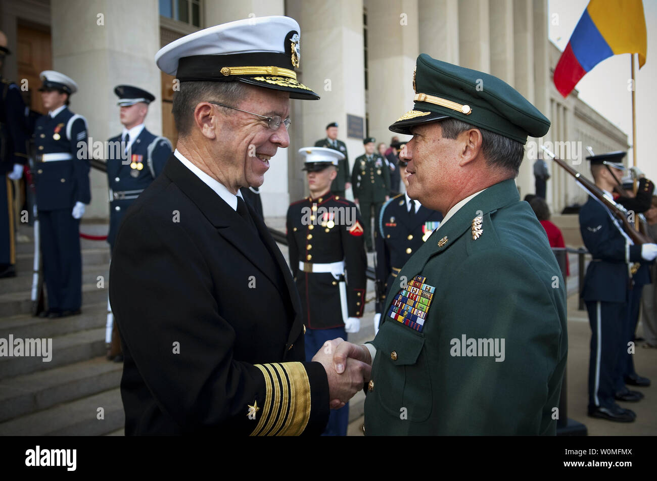 Joint Chiefs Président Navy Adm. Mike Mullen se félicite le Général Freddy Padilla de León, commandant des forces militaires de la Colombie-Britannique pour le Pentagone, le 13 novembre 2009. UPI/Tchad J. McNeeley/DOD Banque D'Images
