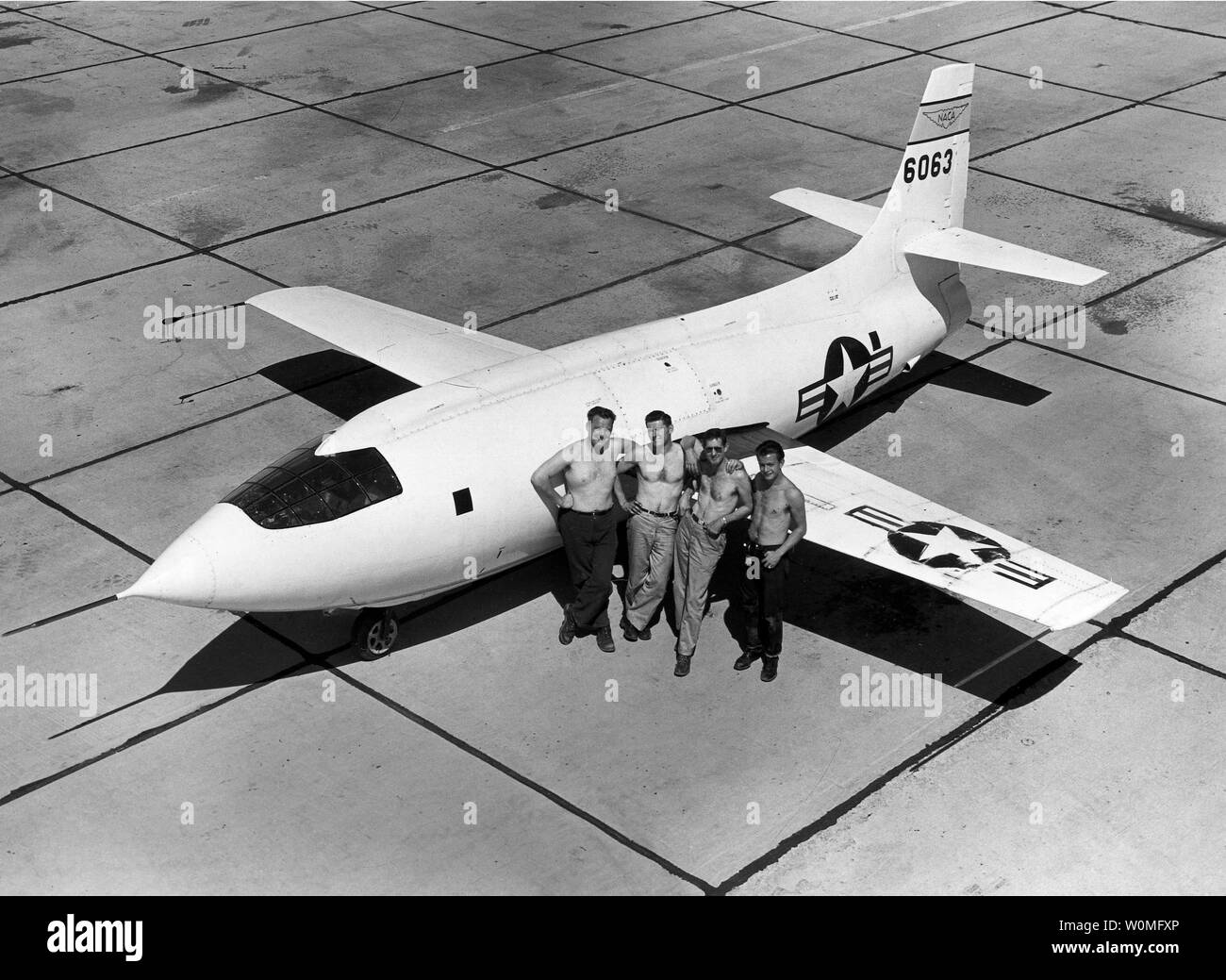 La Bell Aircraft Corporation X-1-2 est garé sur la piste à la Station de recherche de la NACA High-Speed Flight avec l'équipage en 1949. De gauche sont Edwin R. Edwards, Bud Rogers, chef de l'équipe de Richard E. Payne, et Henry 'Kenny' Gaskins. Le CCNTA High-Speed Flight Station de recherche était situé sur la partie sud de l'Edwards Air Force Base au bord de la Rogers Dry Lake, dans le désert de Mojave. UPI/NASA Banque D'Images