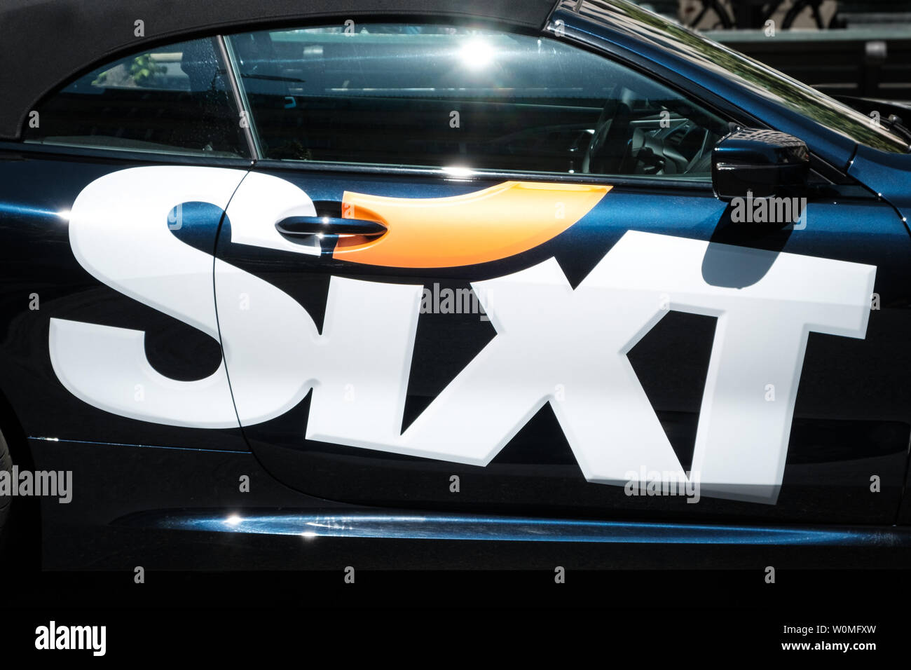 Berlin, Allemagne - Juin 2019 : Sixt logo sur porte de voiture BMW. Sixt SE est une compagnie de location de voiture Banque D'Images