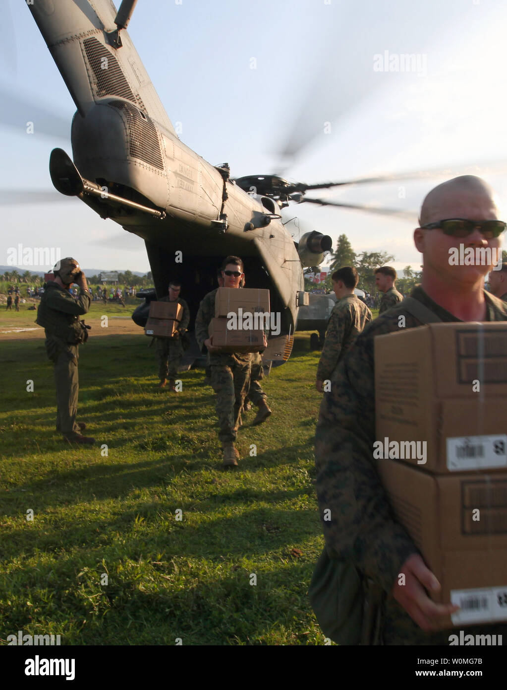 Marines décharger les rations prêtes à manger de l'arrière d'un CH-53E Super Stallion pour les victimes du séisme à Léogâne, Haïti le 20 janvier 2010. Les unités de toutes les branches de l'armée américaine mènent des opérations de secours en cas de catastrophe humanitaire et dans le cadre de l'opération réponse unifiée après un séisme de magnitude 7,0 a ravagé Haïti le 12 janvier. UPI/Christopher M. Carroll/U.S. Marines. Banque D'Images