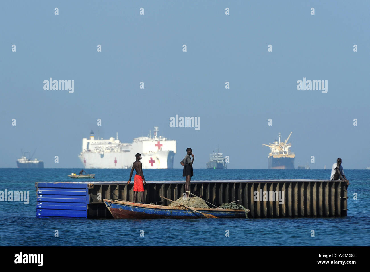 Les haïtiens se réunissent sur une barge à Delmas, Haïti le 1 février 2010, comme le navire-hôpital USNS Comfort est ancrée au large de la côte l'assistance médicale aux résidents touchés par le 12 janvier, séisme de magnitude 7,0. Le ministère de la défense et de l'Agence américaine pour le développement international sont en Haïti Appui à l'opération réponse unifiée, une multinationale, joint-exploitation des services à fournir une aide humanitaire aux Haïtiens touchés par le séisme. UPI/Todd Frantom s/U.S. Navy Banque D'Images Les haïtiens se réunissent sur une barge à Delmas, Haïti le 1 février 2010, comme le navire-hôpital USNS Comfort est ancrée au large de la côte l'assistance médicale aux résidents touchés par le 12 janvier, séisme de magnitude 7,0. Le ministère de la défense et de l'Agence américaine pour le développement international sont en Haïti Appui à l'opération réponse unifiée, une multinationale, joint-exploitation des services à fournir une aide humanitaire aux Haïtiens touchés par le séisme. UPI/Todd Frantom s/U.S. Navy Banque D'Images
