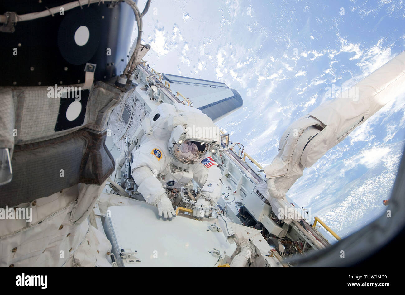 La NASA Cette image prise le 11 février 2010 montre l'astronaute de la NASA STS-130 Nicholas Patrick, spécialiste de mission, qu'il participe à la première session de la mission activité extravéhiculaire (EVA) comme la construction et l'entretien de la Station spatiale internationale. UPI/NASA Banque D'Images