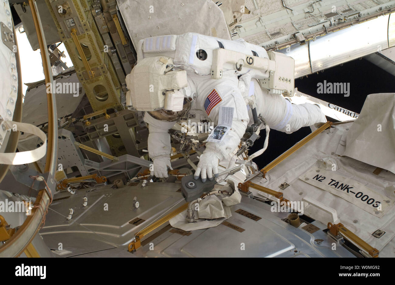 La NASA Cette image prise le 11 février 2010 montre l'astronaute de la NASA STS-130 Nicholas Patrick, spécialiste de mission, qu'il participe à la première session de la mission activité extravéhiculaire (EVA) comme la construction et l'entretien de la Station spatiale internationale. UPI/NASA Banque D'Images