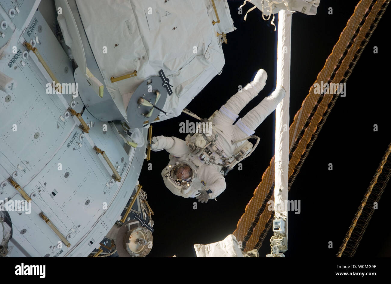 L'astronaute de la NASA STS-130 Nicholas Patrick, spécialiste de mission, participe à la mission, troisième et dernière session de l'activité extravéhiculaire (EVA) comme la construction et l'entretien de la Station spatiale internationale le 17 février 2010. Pendant les cinq heures, 48 minutes sortie extravéhiculaire, Patrick et l'astronaute Robert Behnken (hors cadre), spécialiste de mission, ont complété leurs tâches prévues, la dépose et l'enlèvement d'isolation retenue lancement vis sur chacun des sept fenêtres du dôme. UPI/NASA Banque D'Images