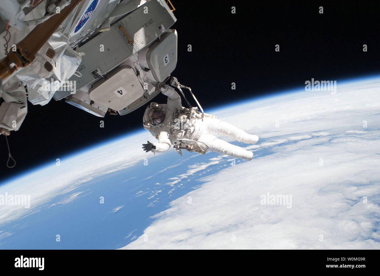 L'astronaute Nicholas Patrick participe à la mission, troisième et dernière sortie dans l'espace comme la construction et l'entretien de la Station spatiale internationale le 17 février 2010. Au cours de la sortie dans l'espace, l'astronaute Robert Behnken et Patrick ont complété leurs tâches prévues, la suppression de l'isolement des couvertures et les vis de chaque retenue lancement de la coupole est sept fenêtres. UPI/NASA Banque D'Images
