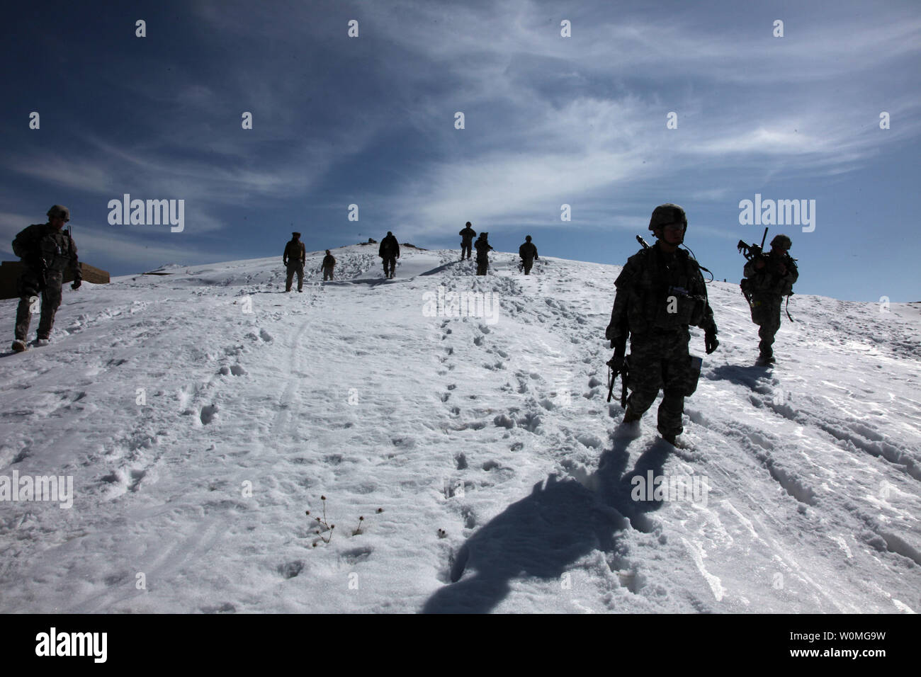 Les soldats de l'Armée américaine du 2e Peloton, une société, 1-503ème bataillon d'infanterie, 173ème Airborne Brigade Combat Team descendre une pente raide, la neige, dans le cadre d'une patrouille à pied dans le district de Sayed Abad, la province de Wardak, Afghanistan, le 19 février 2010. UPI/Russell Gilchrest/U.S. Army Banque D'Images