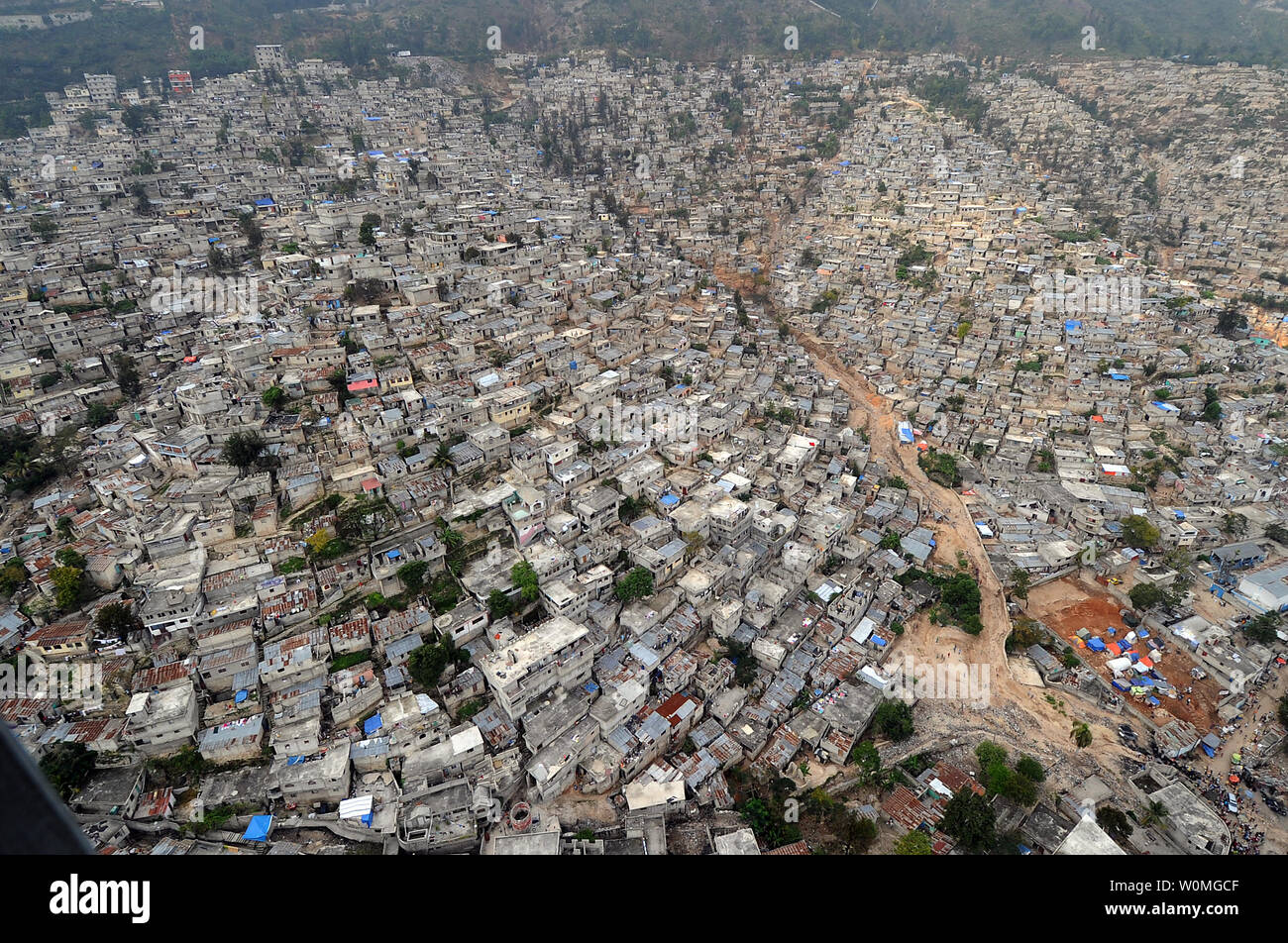 Une vue aérienne de Port-au-Prince, Haïti présente le tout près de chez eux, beaucoup endommagé à la suite d'un séisme majeur et les répliques, le 16 mars 2010. Plusieurs militaires américains et internationaux et les organisations non gouvernementales mènent des opérations de secours en cas de catastrophe humanitaire et dans le cadre de l'opération réponse unifiée après un séisme de magnitude 7,0 a causé de graves dommages dans et autour de Port-au-Prince, Haïti le 12 janvier. UPI/Spike Call/U.S. Navy Banque D'Images